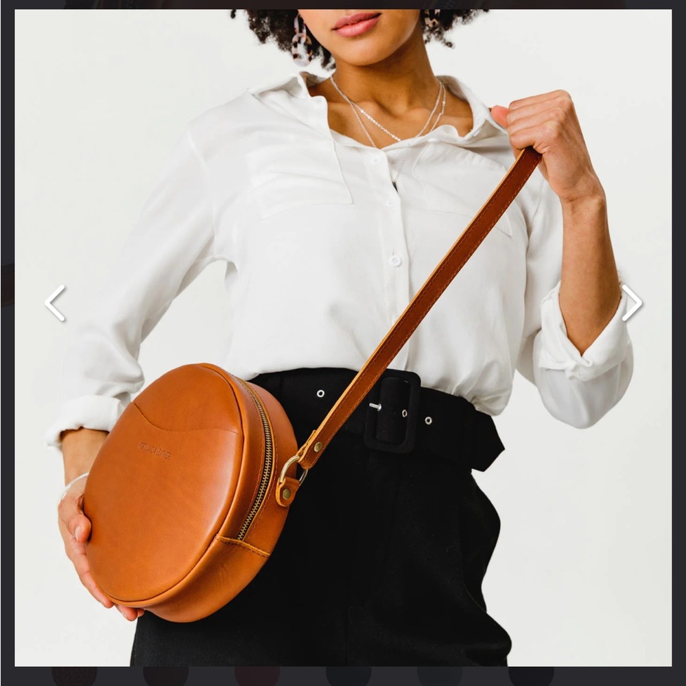 Portland Leather Circle Crossbodyb